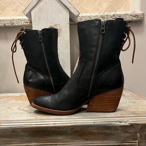 Kork-Ease Womans Size 8 Cherna Black Leather Side Zip Boots